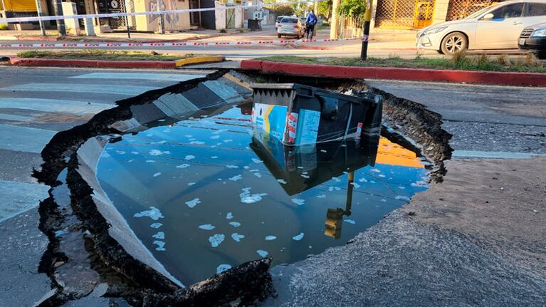 El enorme pozo formó un cráter en la calle. Foto: Francisco Arias/El Doce.