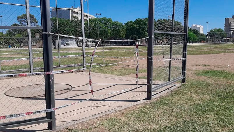 El enrejado protege la zona de lanzamiento de disco y martillo. 