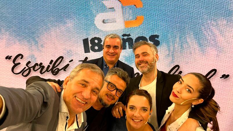 El equipo de Arriba Córdoba celebra los 18 años al aire.