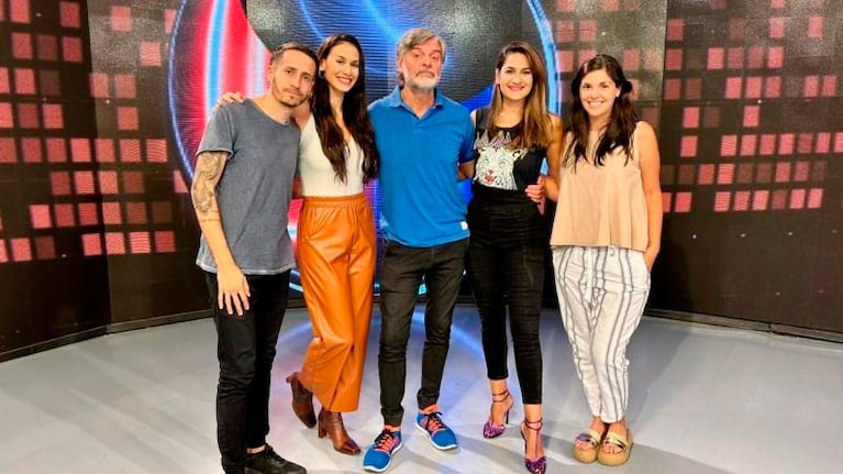 El equipo de Buenas Noches Córdoba con el nuevo conductor.