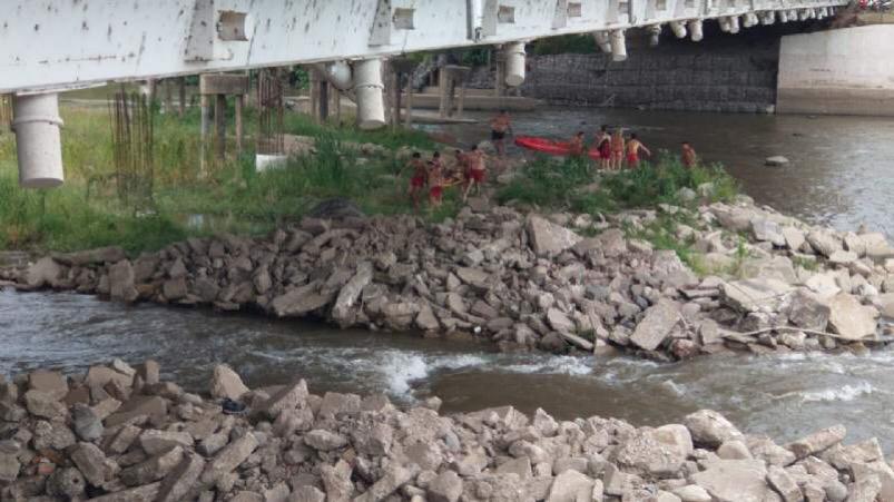 El equipo de efectivos de la zona del puente Perón acudió al rescate del hombre.