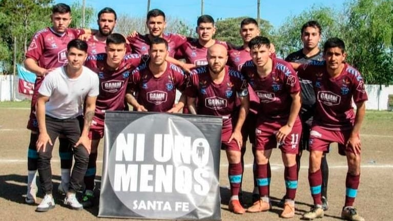 El equipo de El Cadi exhibió una polémica pancarta con el lema "Ni Uno Menos".