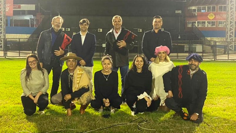 El equipo de El Doce en el campo de la doma. 