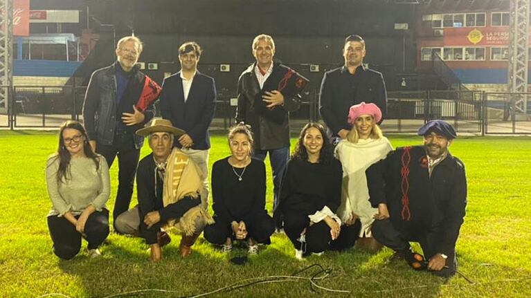 El equipo de El Doce en el campo de la doma.