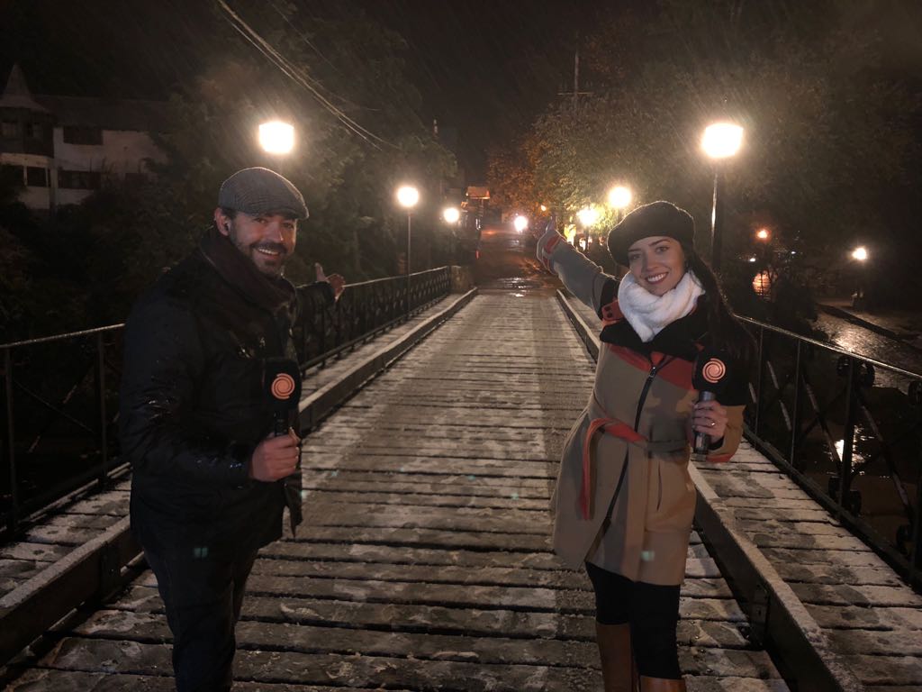 El equipo de El Doce encabezado por Fredy Bustos y Florencia Medina vivió la primera nevada del año.