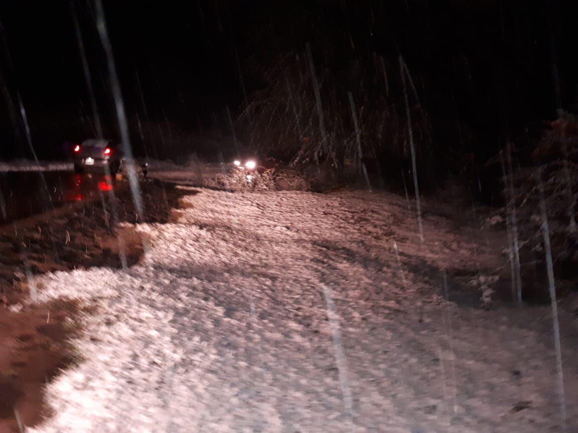 El equipo de El Doce encabezado por Fredy Bustos y Florencia Medina vivió la primera nevada del año.