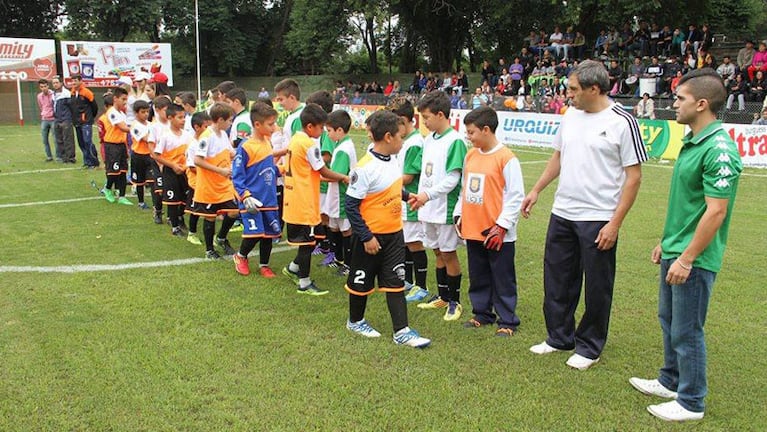 El equipo de Luque saludando a los jugadores de Santa María de Punilla. Foto: Damián Reyna. 