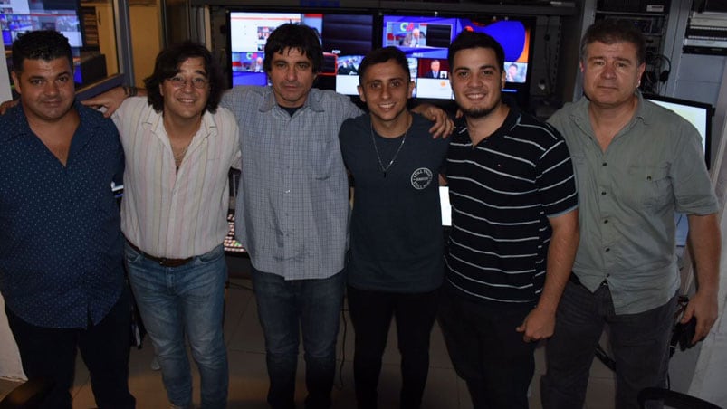 El equipo de Noticiero Doce celebró el 50 aniversario. Foto: Francesco Trombetta / ElDoce.tv.