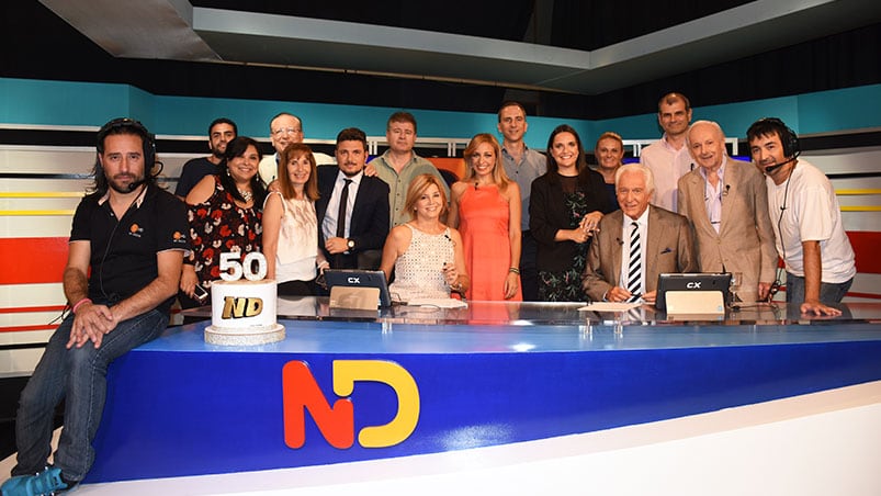 El equipo de Noticiero Doce celebró el 50 aniversario. Foto: Francesco Trombetta / ElDoce.tv.