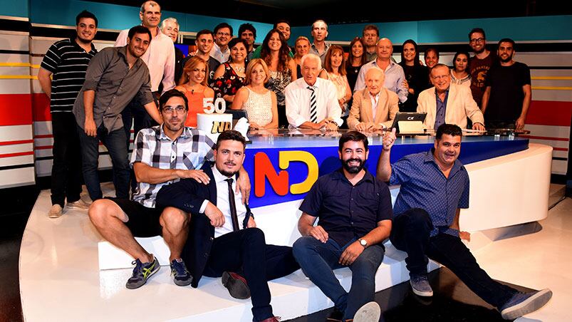 El equipo de Noticiero Doce celebró el 50 aniversario. Foto: Francesco Trombetta / ElDoce.tv.