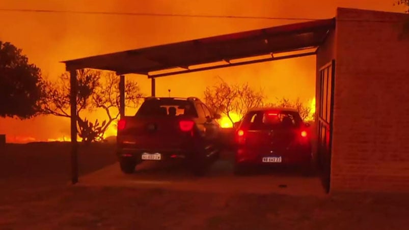 El equipo de Telenoche debió huir del fuego en pleno móvil.