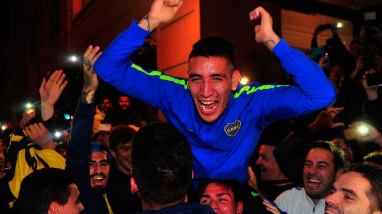 El equipo Xeneize y los dirigentes gritando de felicidad. Foto: Clarín.