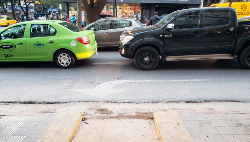 El error obliga a las personas con discapacidades a tener que cruzar por el medio de la calle.