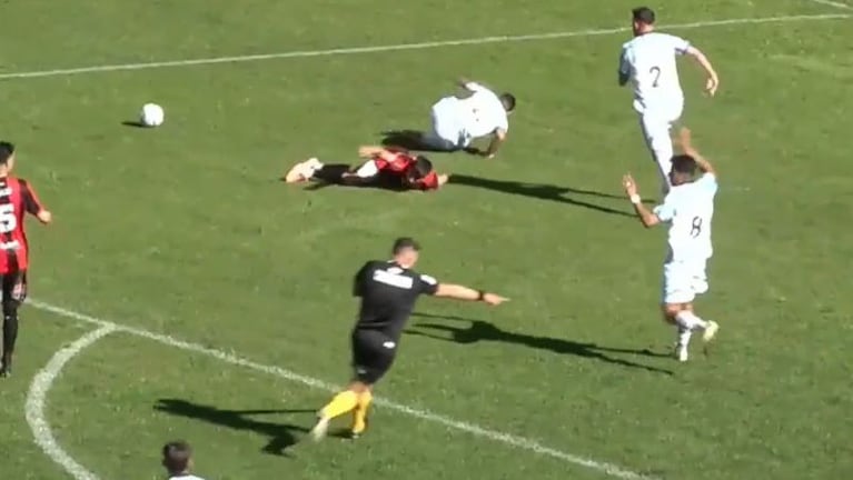 El escandaloso penal que le cobraron en contra a Racing de Nueva Italia.