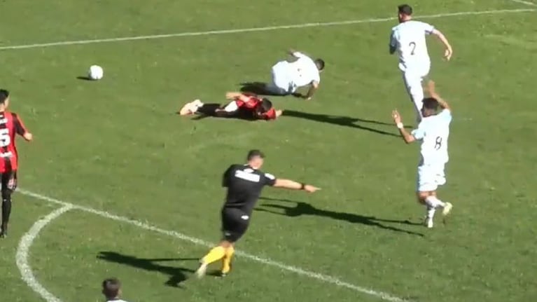 El escandaloso penal que le cobraron en contra a Racing de Nueva Italia.
