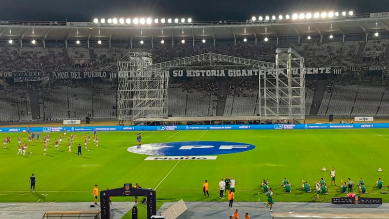 El escenario del show de Sabina tapaba la visual desde la Gasparini. 