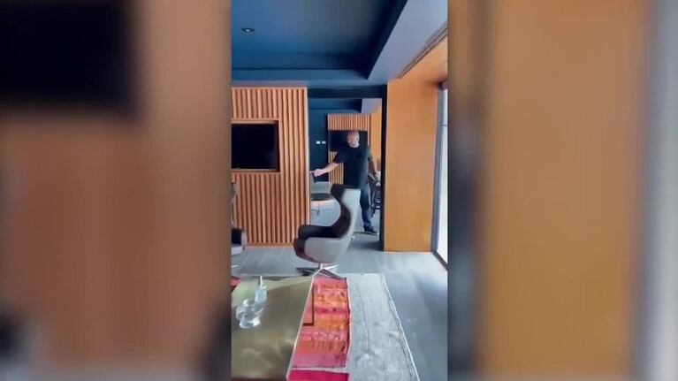 El espacio tiene cuatro ambientes con sillones de lujo, bar, televisores led y una vista privilegiada.