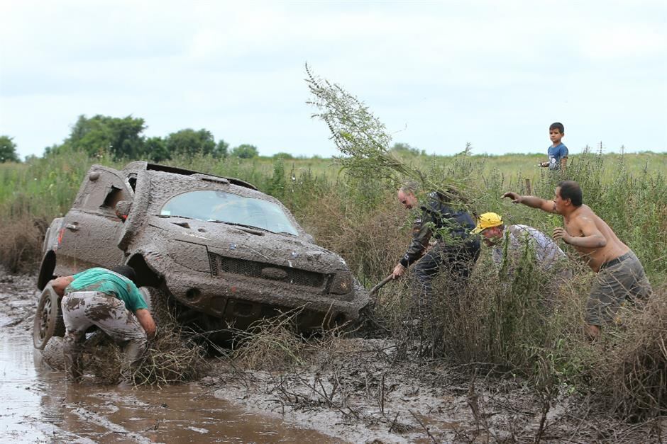 El español Xavier Pons fue ayudado por espectadores. Foto: EFE.