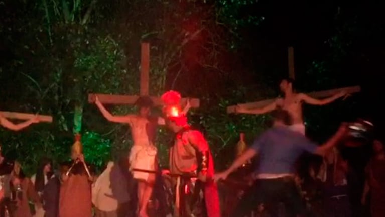 El espectador entró al escenario al grito "salven a Jesús" en el Vía Crucis de Nova Hartz