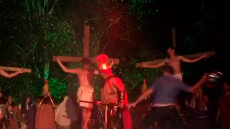 El espectador entró al escenario al grito "salven a Jesús" en el Vía Crucis de Nova Hartz