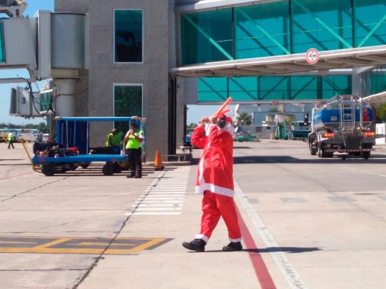 El espíritu navideño llegó a un colectivo y al aeropuerto de Córdoba