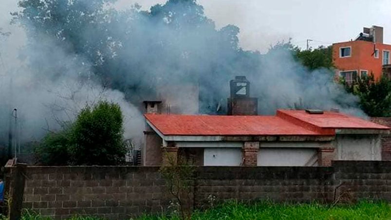 El esposo de la mujer fue rescatado por los vecinos, Bomberos y la Policía. 