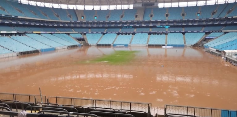 El estadio Arena do Gremio repleto de agua.