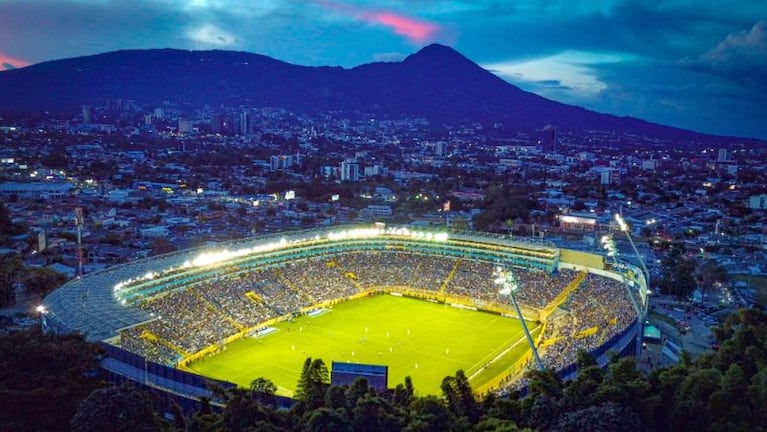 El Estadio Cuscatlán se prepara para recibir al mejor jugador del mundo.