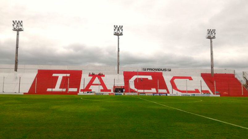 El estadio de La Gloria lució su nueva cara por la pintura a estrenar. Foto: Lucio Casalla / ElDoce.tv