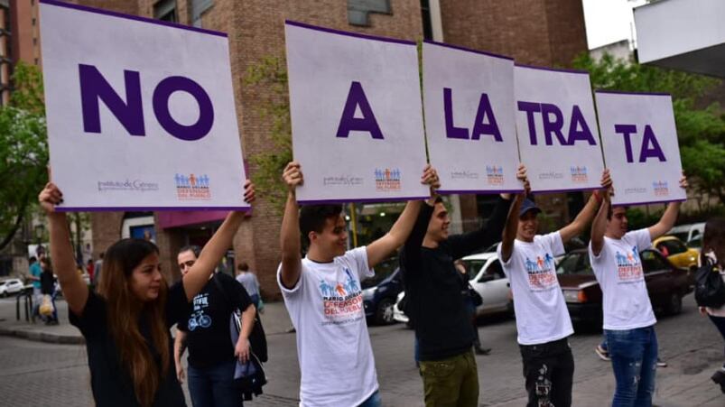 El Estado Nacional cuenta con la línea 145, que brinda atención telefónica gratuita, para recibir información.
