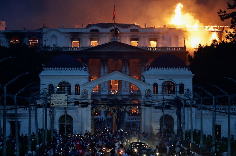 El estallido social en Nepal dejó muertos y varios edificios incendiados.