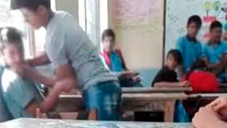 El estudiante le pega una trompada a su compañero víctima de bullying. 
