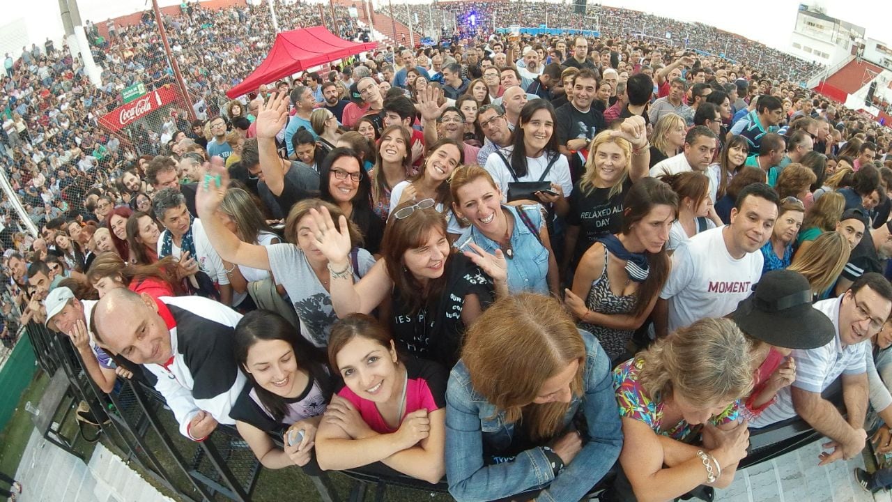 El ex Génesis dio un show digno de una leyenda de la música. Foto: Lucio Casalla / ElDoce.tv.
