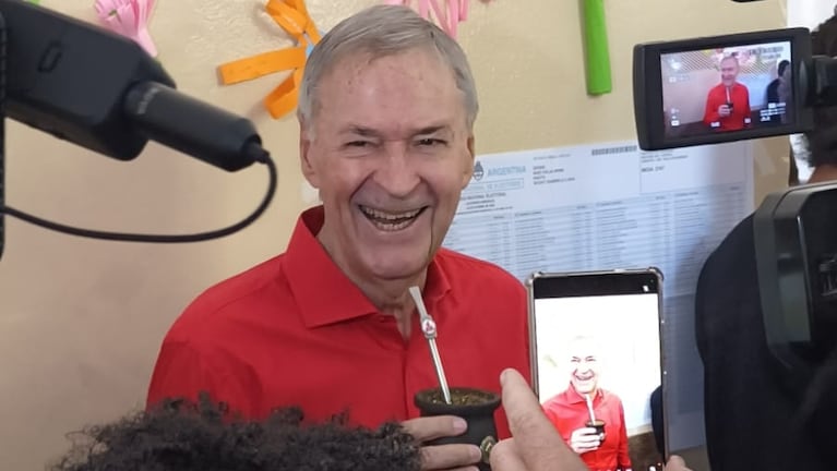 El ex gobernador recibió un mate mientras aguardaba a entrar al cuarto oscuro.