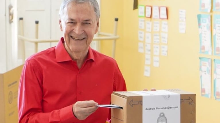 El ex gobernador recibió un mate mientras aguardaba a entrar al cuarto oscuro.
