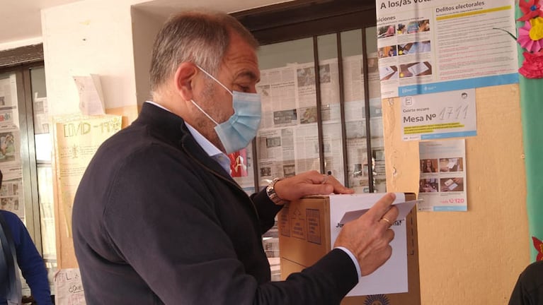 El ex intendente de la ciudad votó en una escuela de barrio Alberdi. Foto: Karina Vallori/ElDoce.tv.