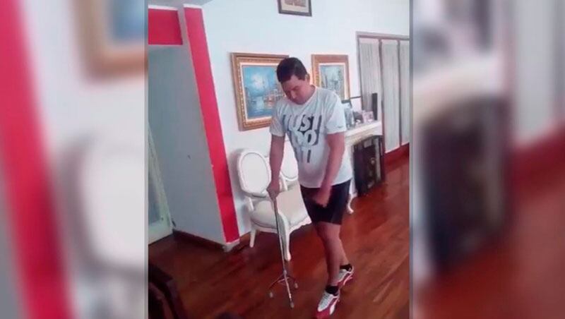 El ex jugador se ejercita todos los días para recuperar su movilidad. 