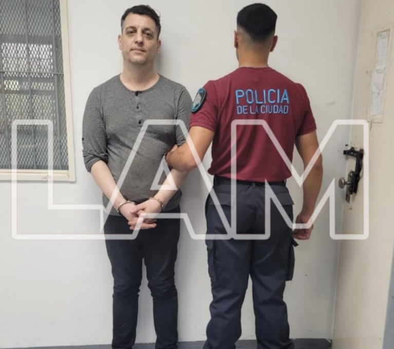 El exnovio de Lowrdez preso en una comisaría.