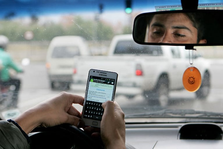 El experimento que confirma lo peligroso de usar el celular al volante.