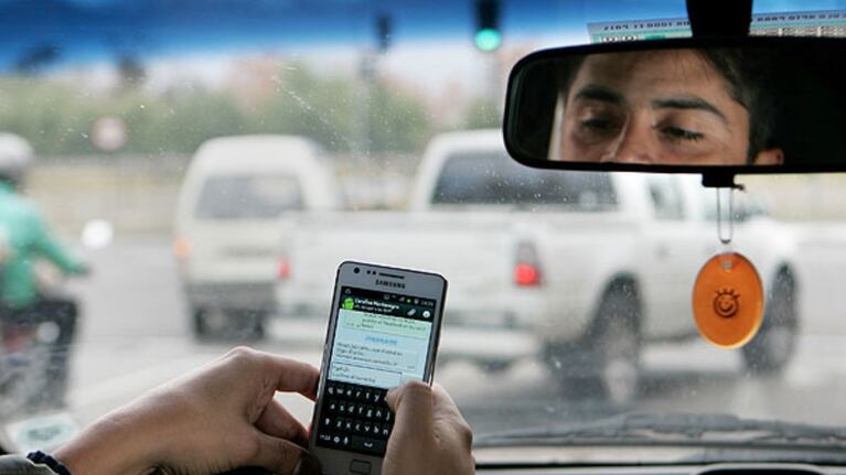 El experimento que confirma lo peligroso de usar el celular al volante.