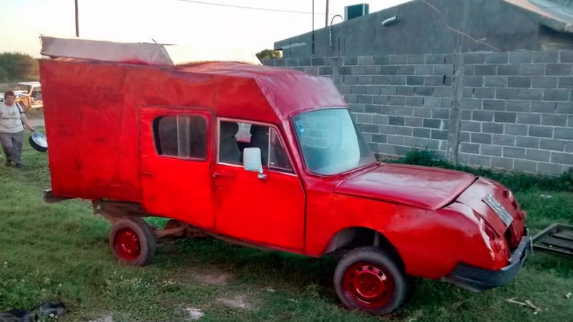 El extraño auto existe y circula por las calles de Deán Funes.