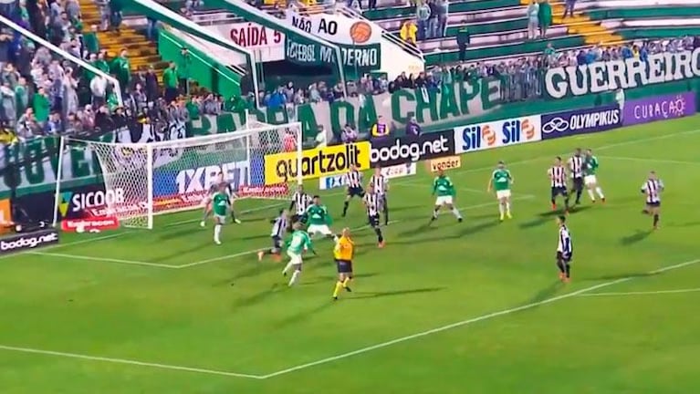 El extraño movimiento de la pelota en el estadio del Chapecoense