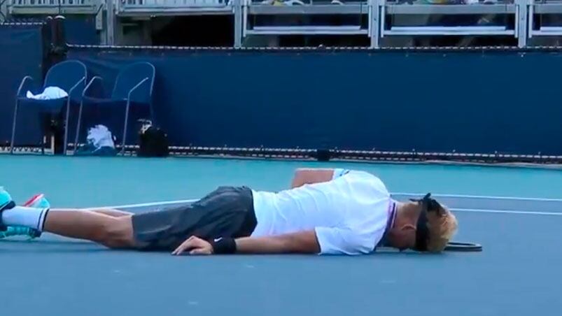 El extremo cansancio y la tensión provocaron una imagen poco habitual en el tenis. / Foto: Captura de video