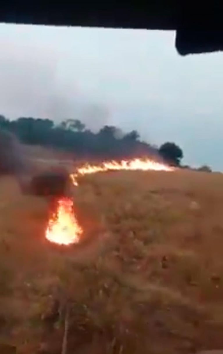 El falso video viral del hombre prendiendo fuego con su tractor