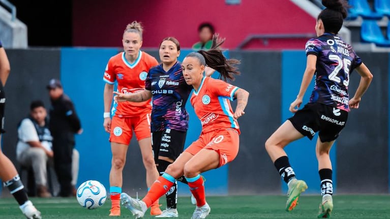 El femenino de Belgrano debutó en la Libertadores ante Independiente del Valle. (Prensa CAB)
