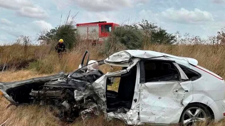 El femicida estrelló su auto contra un camión y murió.