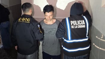 El femicida tras ser detenido en la habitación del Hotel Centro.