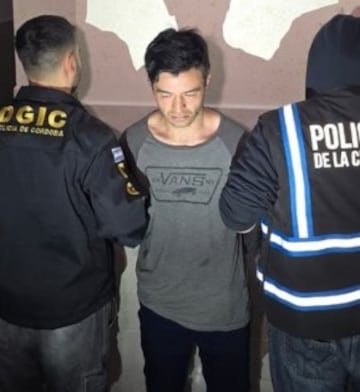 El femicida tras ser detenido en la habitación del Hotel Centro.