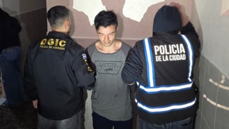El femicida tras ser detenido en la habitación del Hotel Centro.