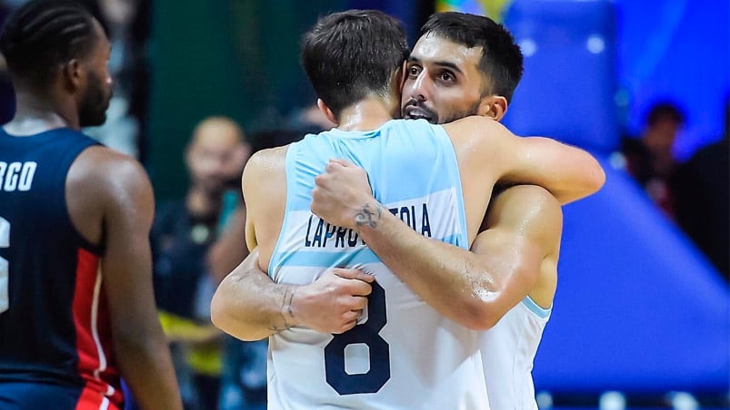 El festejo de Facundo Campazzo con Nicolás Laprovittola.